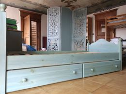 Letto singolo in legno massiccio