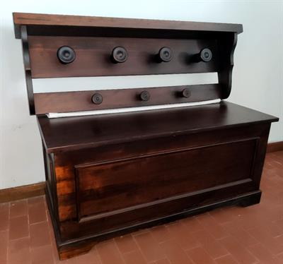 Cassapanca e appendiabiti in legno
