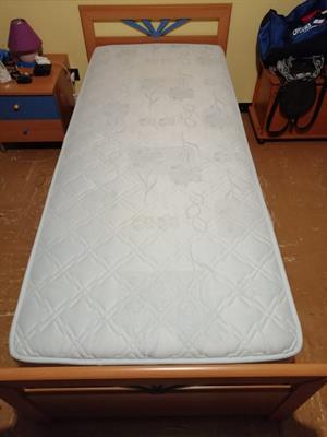 Letto singolo compreso di materasso e struttura